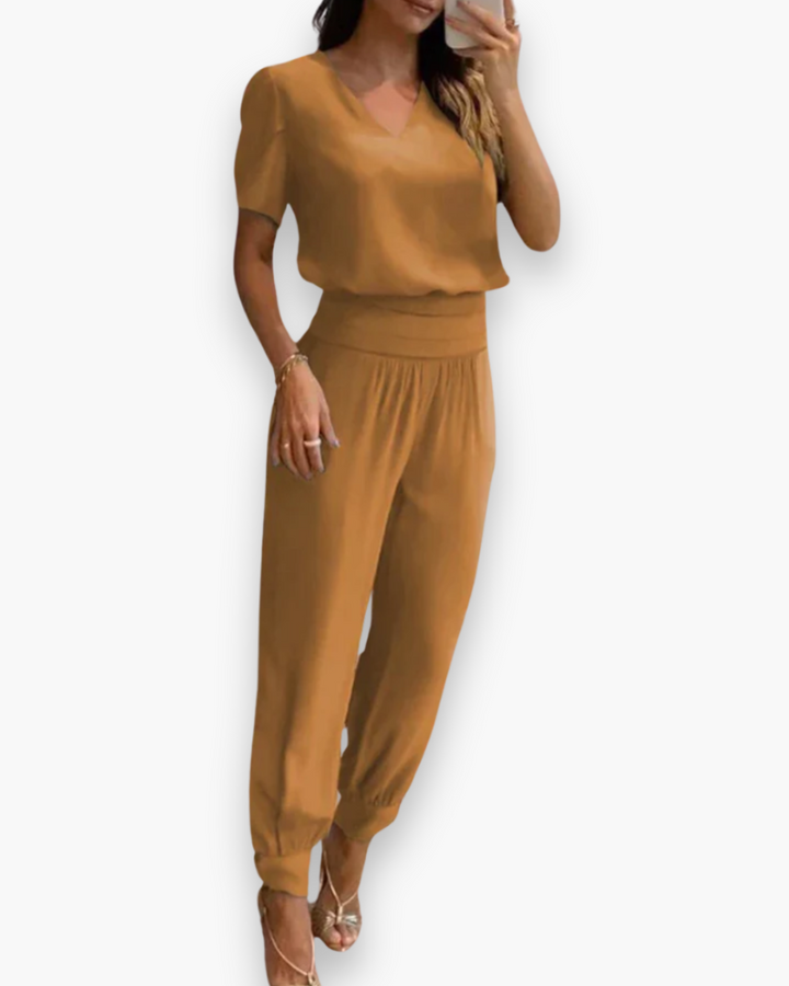"Combinaison femme élégante moderne, ajustée, noir, col V, polyvalente, idéale pour style chic ou décontracté."