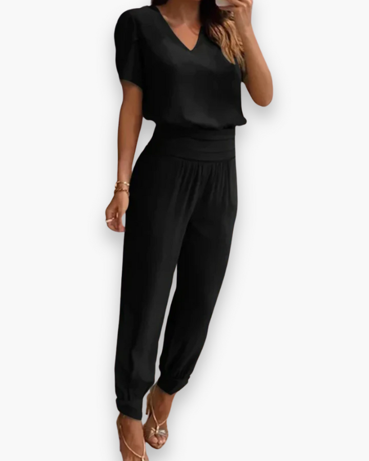 "Combinaison femme élégante moderne, ajustée, noir, col V, polyvalente, idéale pour style chic ou décontracté."