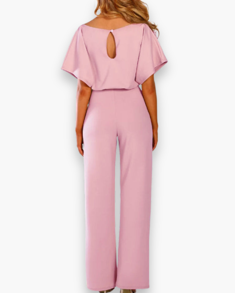 "Combinaison femme élégante moderne, coupe ajustée, tissu doux, lignes épurées, couleur unie, met en valeur la silhouette."