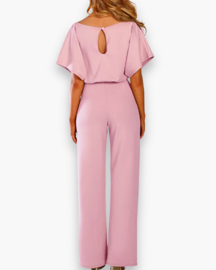 "Combinaison femme élégante moderne, coupe ajustée, tissu doux, lignes épurées, couleur unie, met en valeur la silhouette."