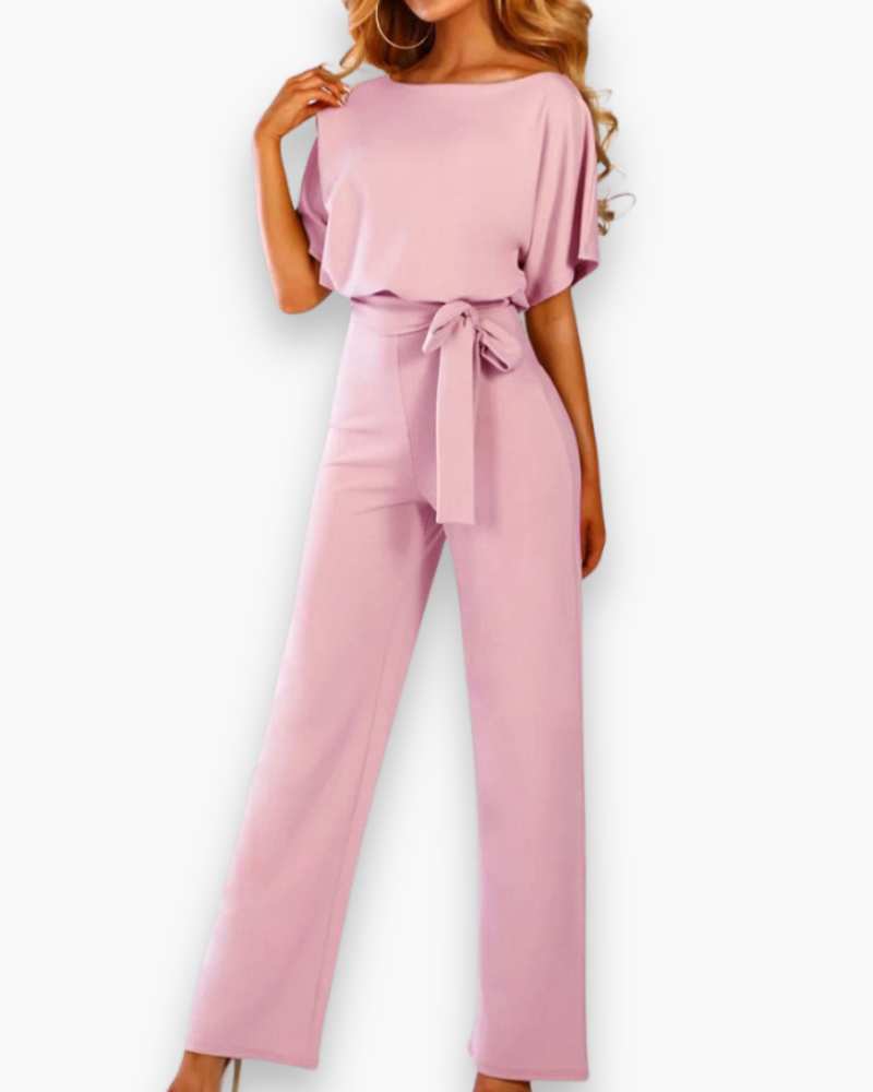 "Combinaison femme élégante moderne, coupe ajustée, tissu doux, lignes épurées, couleur unie, met en valeur la silhouette."