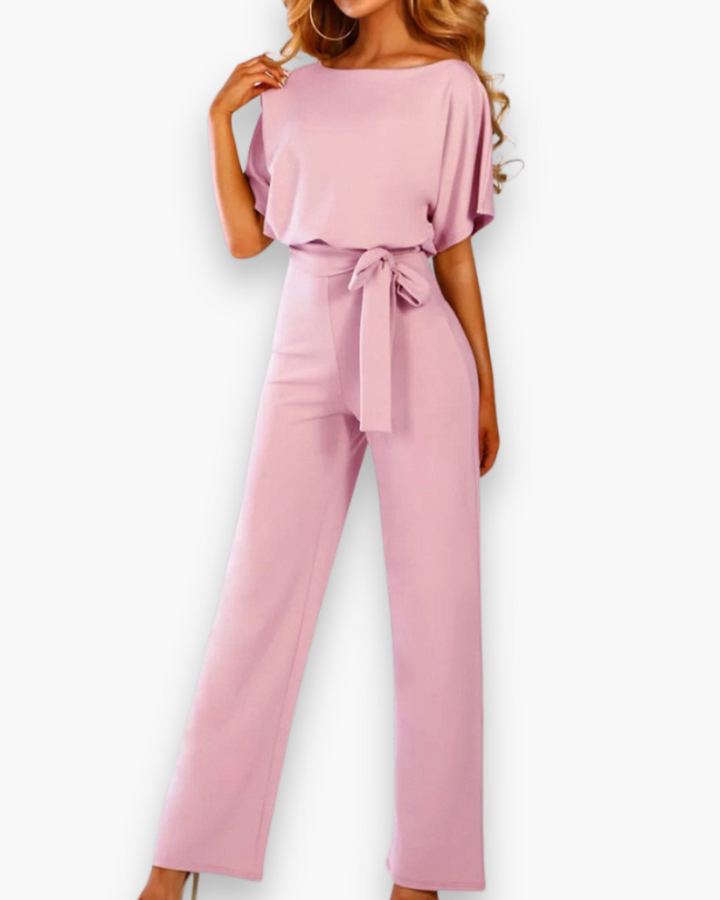 "Combinaison femme élégante moderne, coupe ajustée, tissu doux, lignes épurées, couleur unie, met en valeur la silhouette."