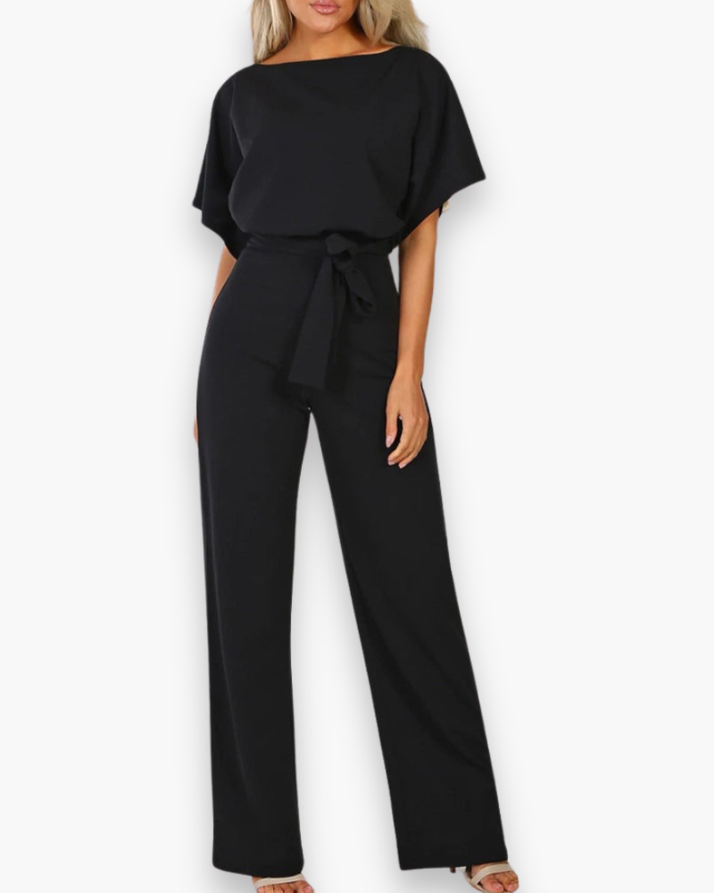 "Combinaison femme élégante moderne, coupe ajustée, tissu doux, lignes épurées, couleur unie, met en valeur la silhouette."
