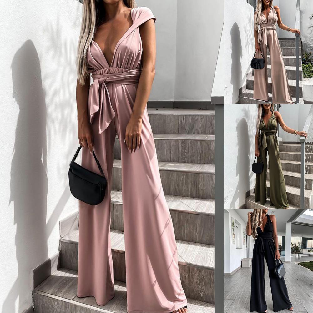 Combinaison femme élégante avec décolleté V profond et jambes larges, idéale pour une tenue de soirée chic.