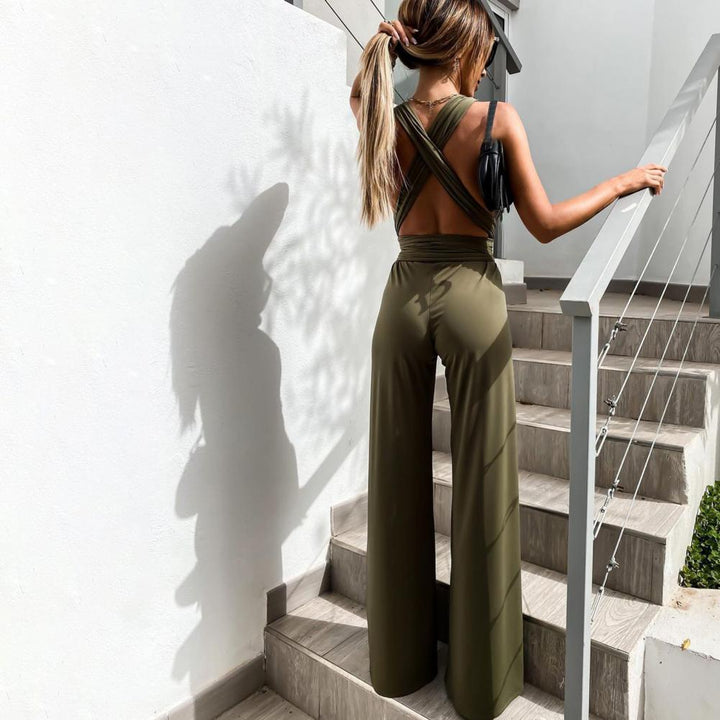Tenue de soirée femme: combinaison élégante décolleté V, coupe fluide à jambes larges, ultra-tendance.