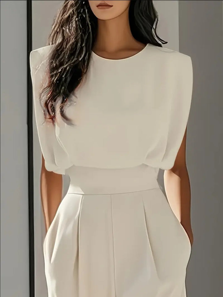 Jumpsuit femme chic et polyvalente beige, coupe jambes droites. Idéale pour tenue décontractée ou sophistiquée.