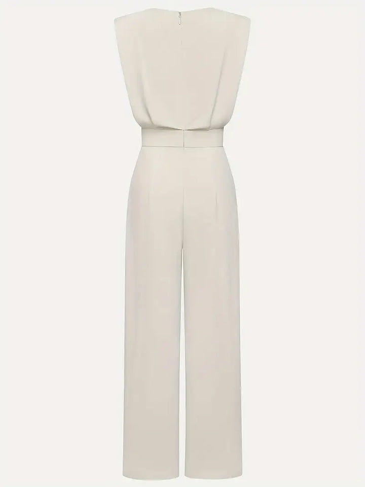 Combinaison élégante femme beige, coupe taille haute et jambes droites. Offre confort et un style raffiné toute la journée.