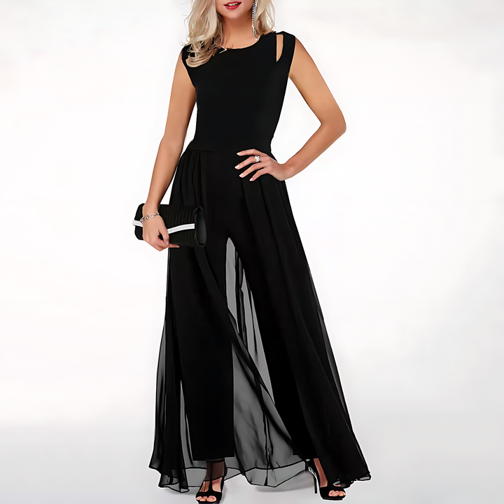 Combinaison femme élégante en coton doux, parfaite pour une tenue chic et confortable d'été.