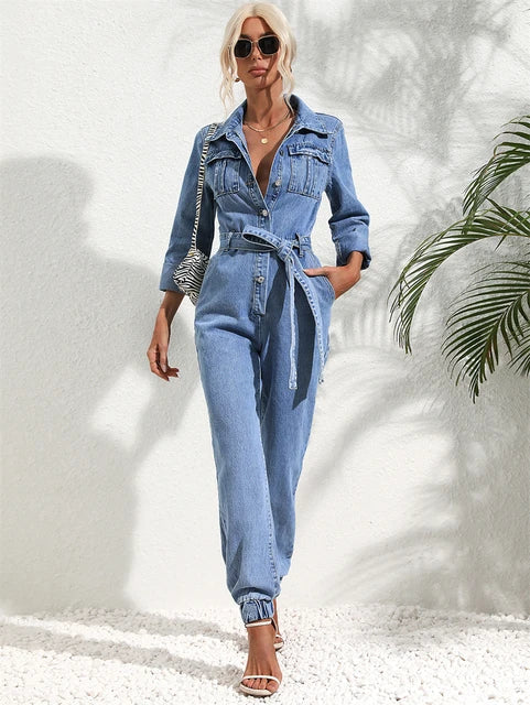 Combinaison femme élégante en denim bleu, style moderne et confortable pour un look tendance. Vêtements femme chic.
