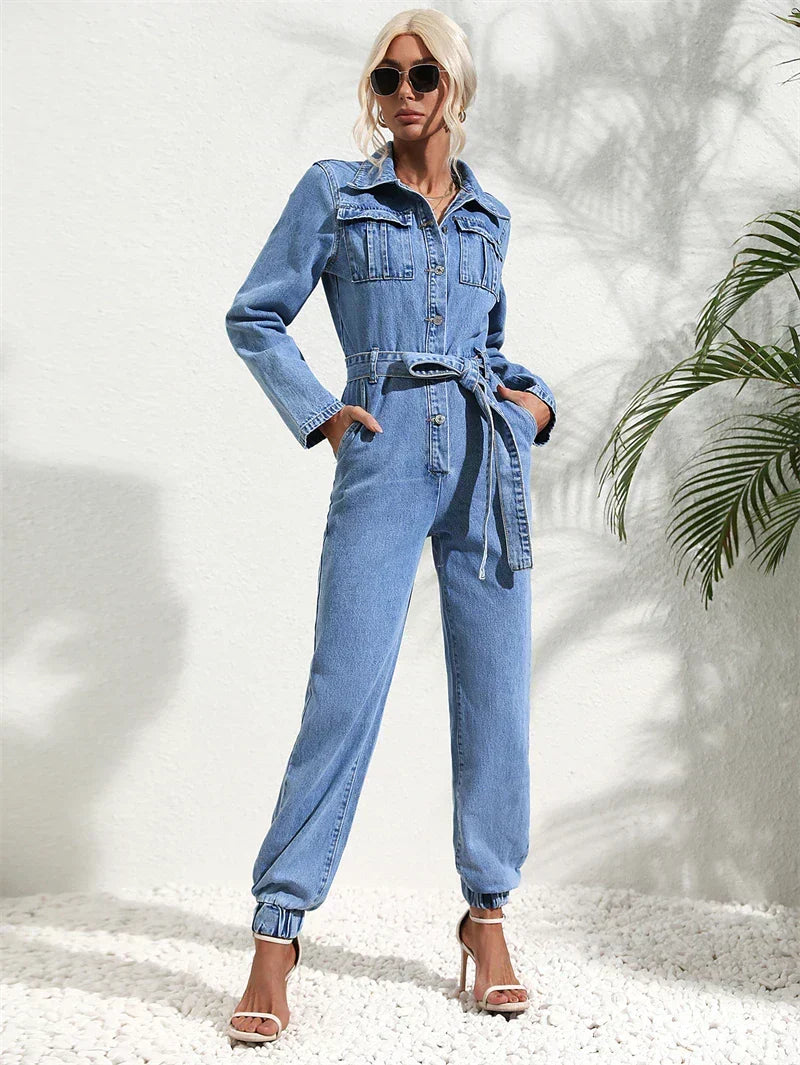 Combinaison en denim bleu pour femme, design moderne avec poches, offrant style et confort. Tenue tendance mode femme.