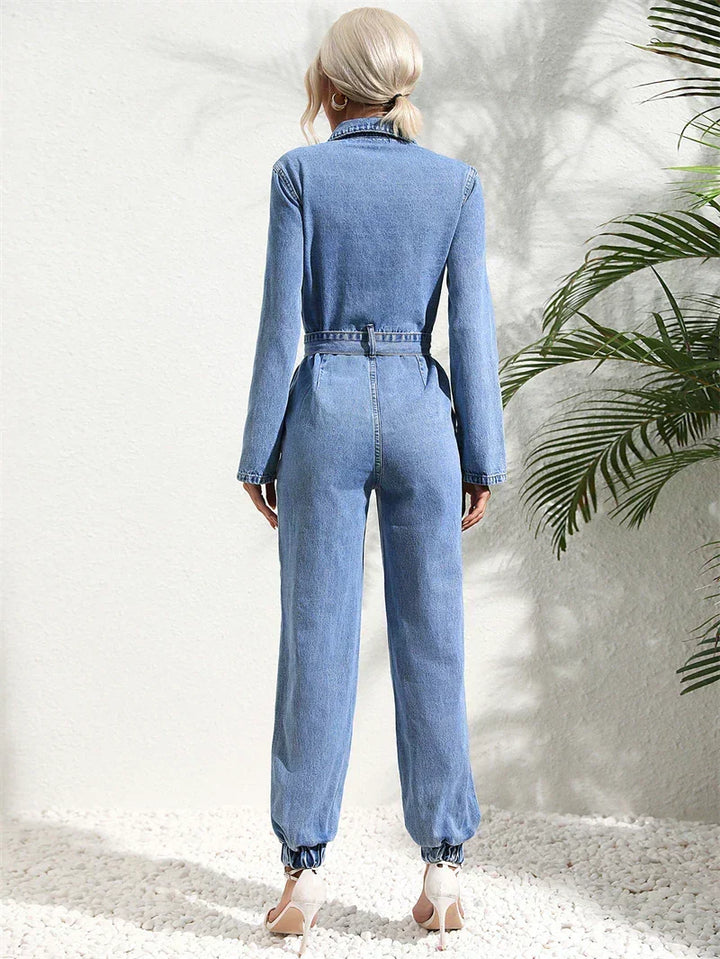 Combinaison femme en denim bleu foncé, un vêtement élégant et confortable pour toutes les occasions. Style mode.