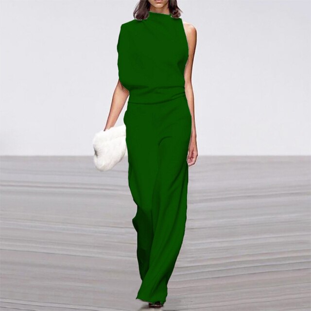 Combinaison mode femme, design moderne et élégant. Pièce unique pour un look sophistiqué et assuré.