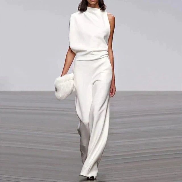 Combinaison femme moderne, idéale pour printemps-été. Polyvalente, élégante et confortable pour diverses occasions.