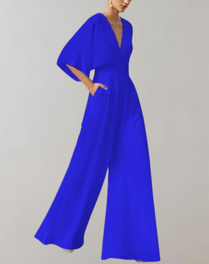Jumpsuit femme chic avec décolleté et jambes fluides. Tenue de soirée élégante et polyvalente.