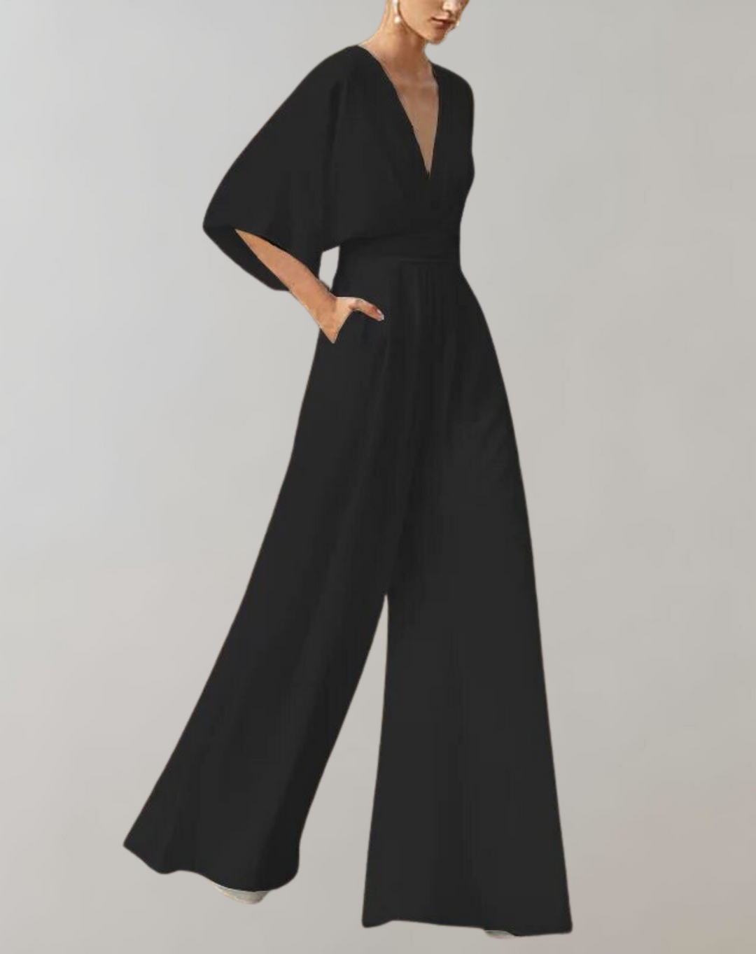 Combinaison élégante femme avec décolleté plongeant profond et pantalon à jambes larges fluides.