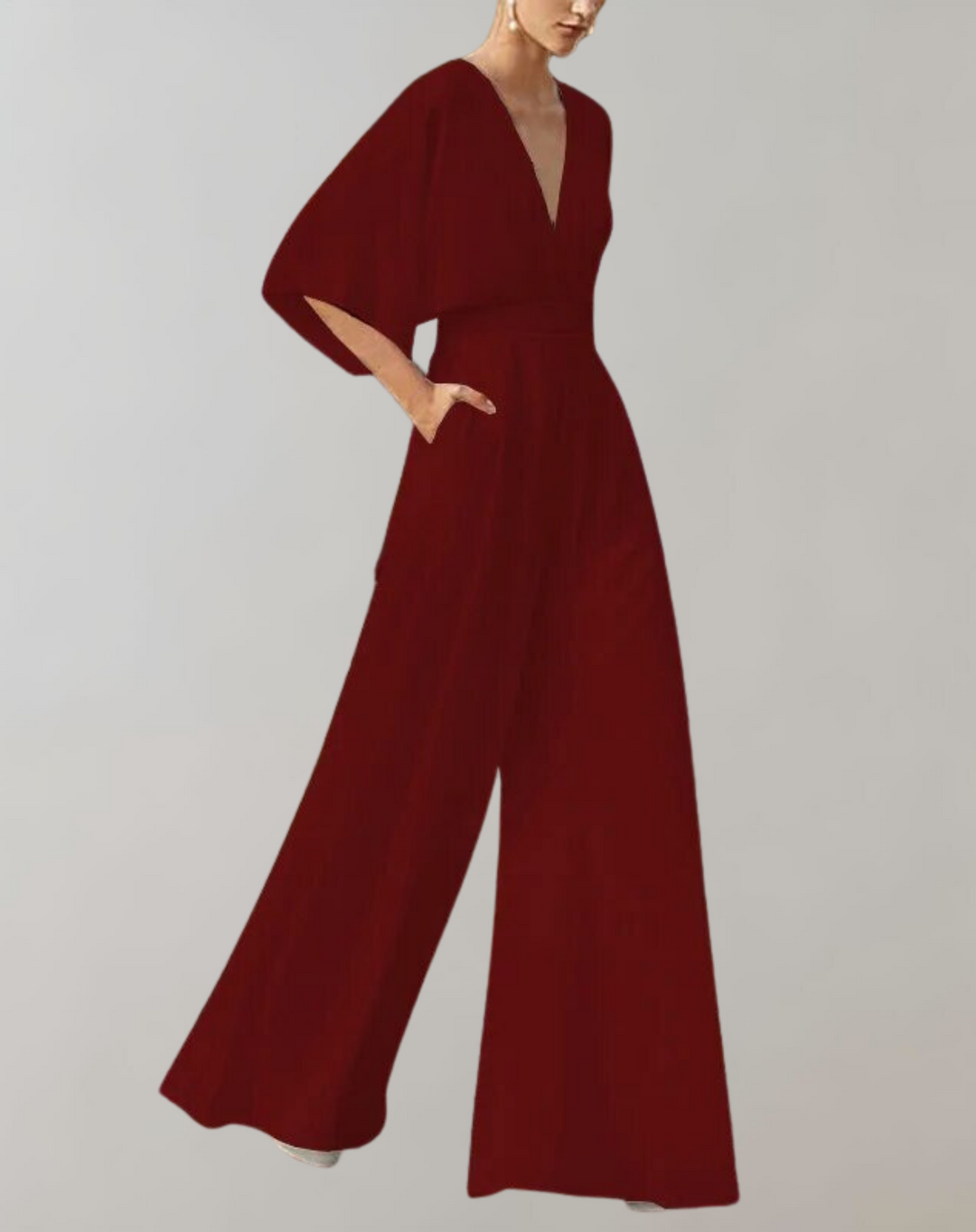 Tenue de soirée chic : combinaison femme noire avec décolleté plongeant raffiné, jambes larges.