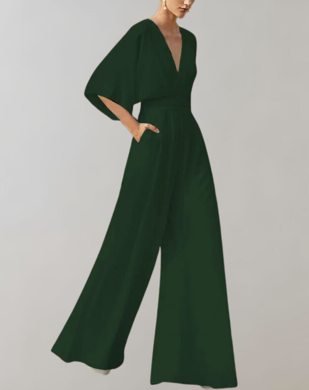 Silhouette élégante : combinaison femme noire, décolleté plongeant, pantalon large fluide et chic.