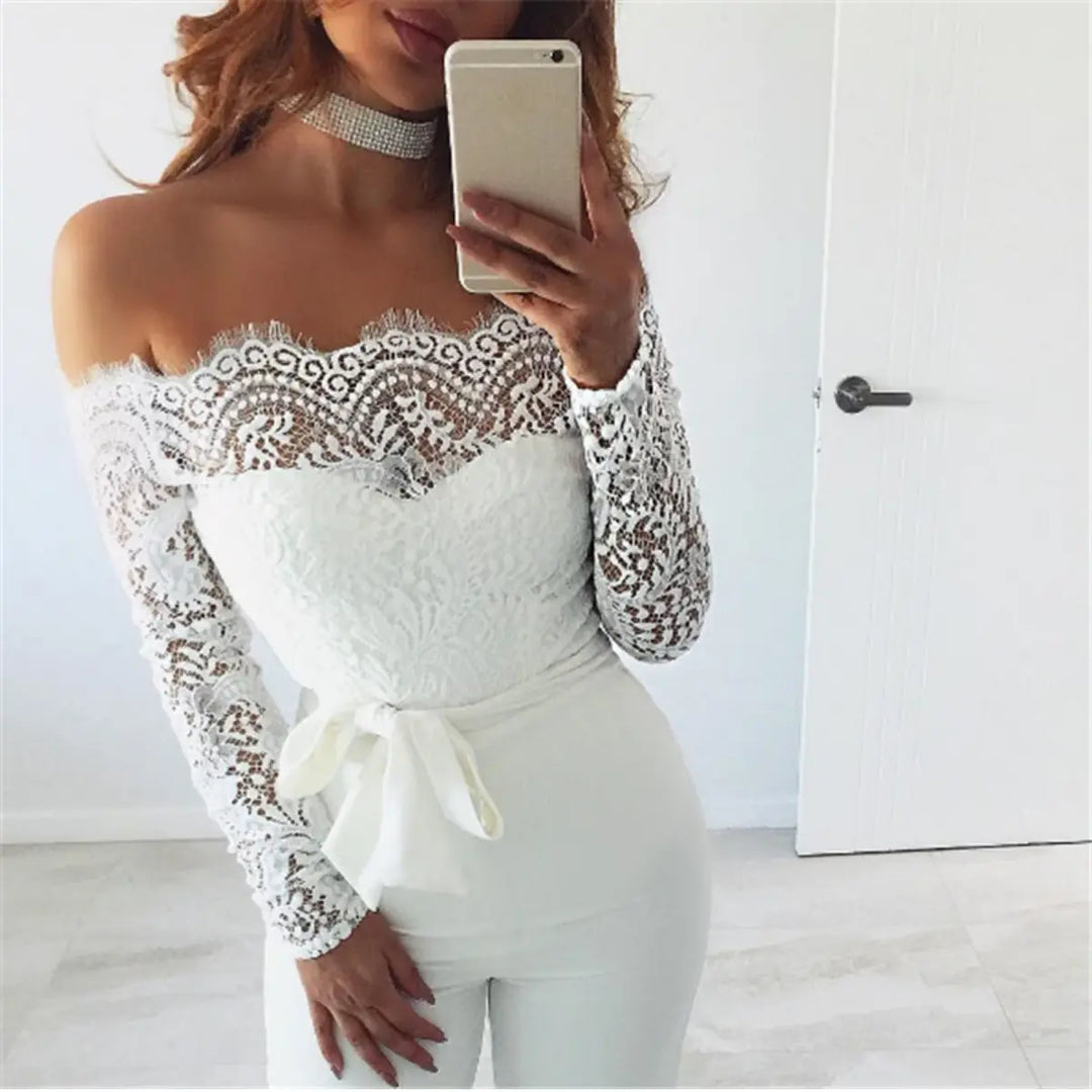 Jumpsuit habillée pour femme, coupe droite, parfaite pour un look moderne et sophistiqué.