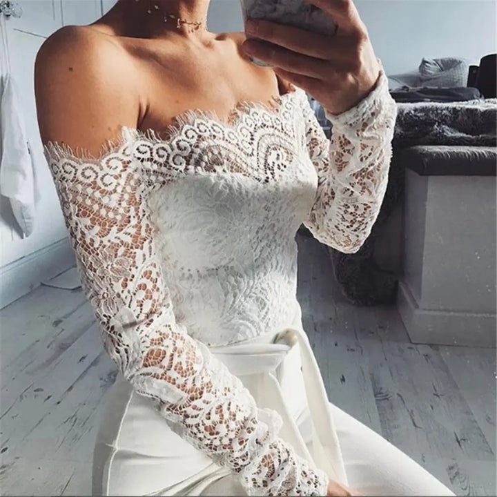 Tenue de soirée femme chic: combinaison pantalon à manches longues pour une allure raffinée.