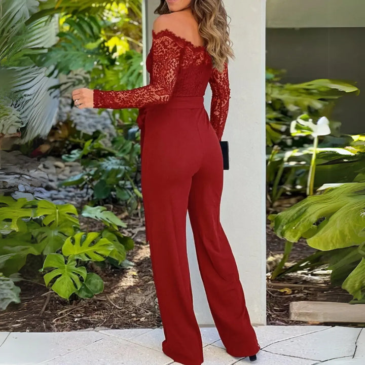 Jumpsuit élégante et habillée pour femme, avec détails raffinés. Idéale pour un look de soirée chic.