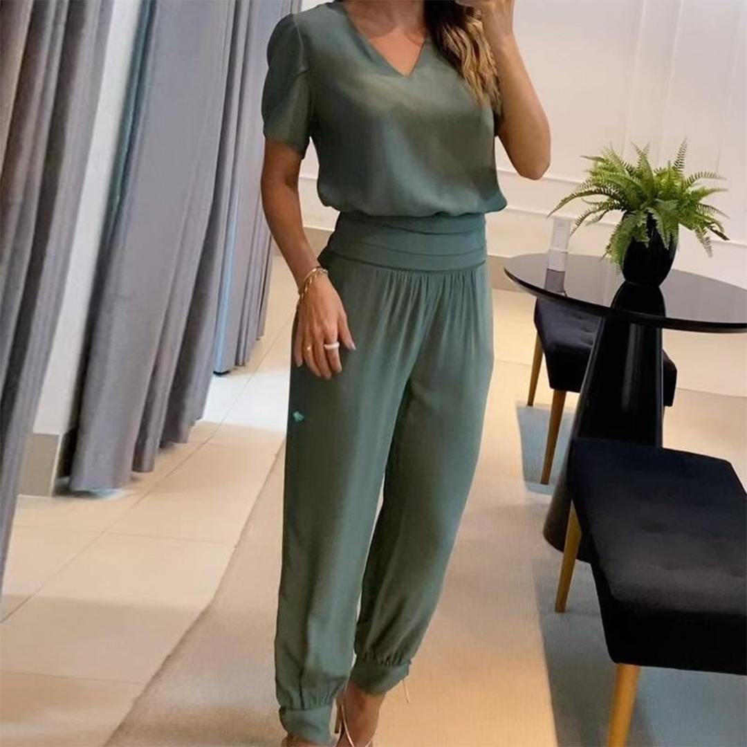 Jumpsuit femme Shyamala avec motif géométrique moderne. Tenue élégante à manches courtes, parfaite pour le casual chic.