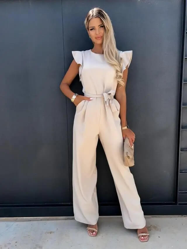Combinaison fluide, élégante et confortable. Coupe ample, manches volantées, ceinture intégrée. Plusieurs tailles disponibles