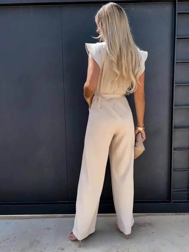 Combinaison fluide, élégante et confortable. Coupe ample, manches volantées, ceinture intégrée. Plusieurs tailles disponibles