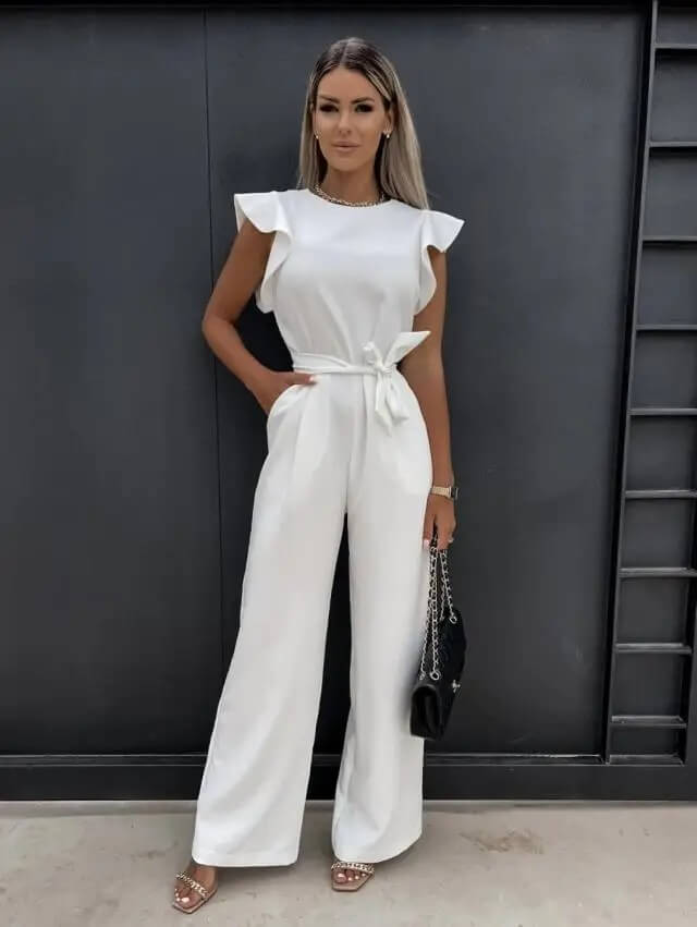 Combinaison fluide, élégante et confortable. Coupe ample, manches volantées, ceinture intégrée. Plusieurs tailles disponibles