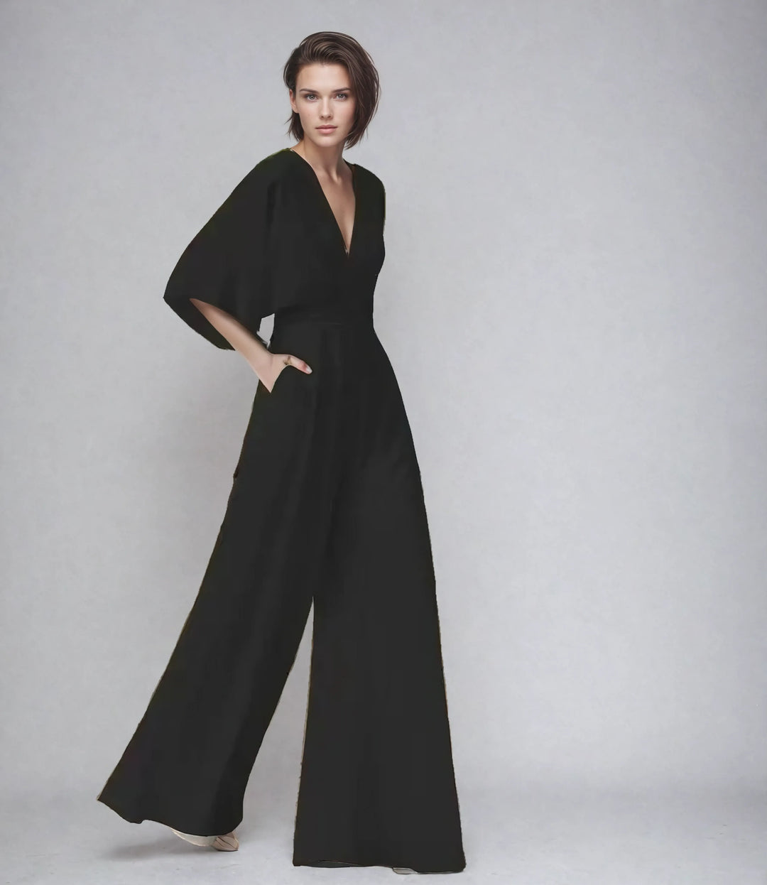 Combinaison fluide femme chic pour soirée, manches papillon et décolleté V. Tenue élégante, jambes larges.