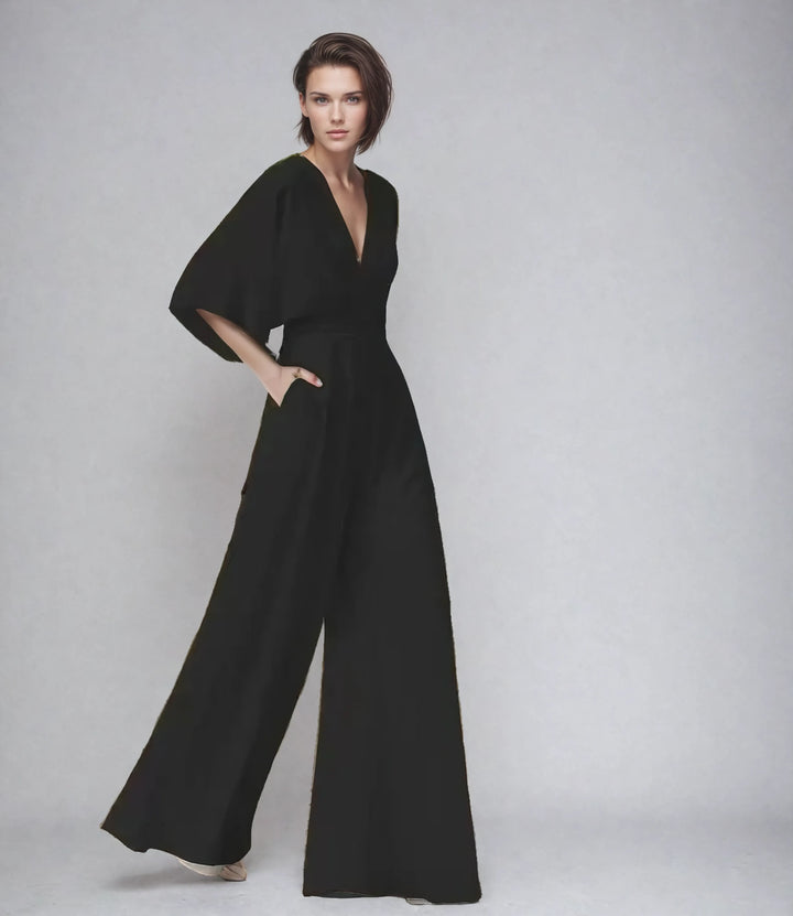 Combinaison fluide femme chic pour soirée, manches papillon et décolleté V. Tenue élégante, jambes larges.
