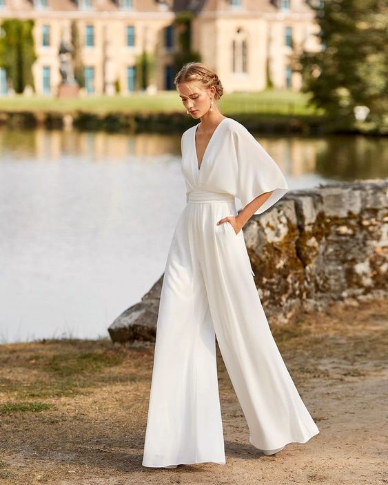 Combinaison fluide femme, manches papillon, coupe élégante et confortable.  Idéale pour occasions spéciales.