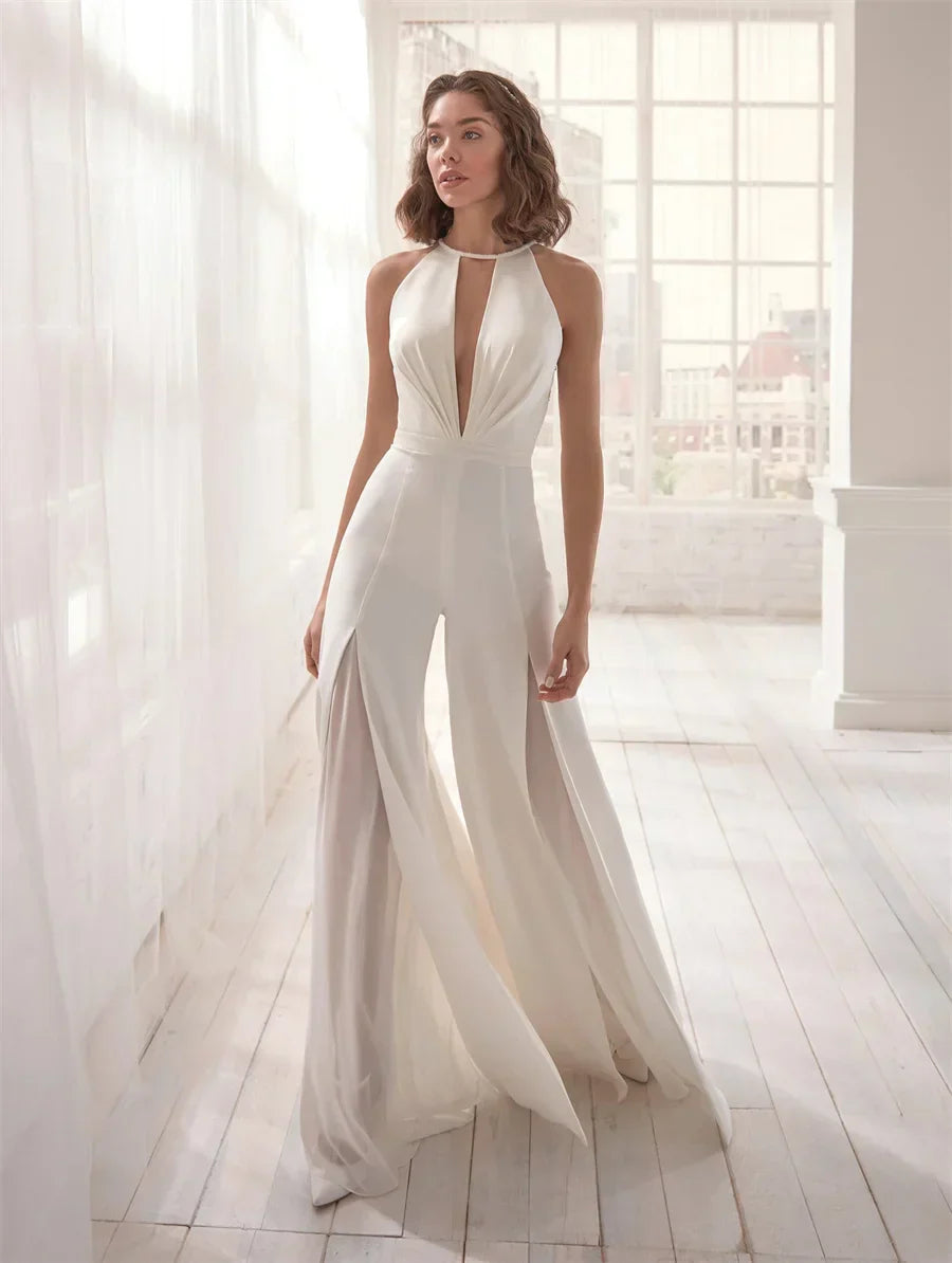 Combinaison élégante femme col V fluide, parfaite pour une soirée chic ou cérémonie.
