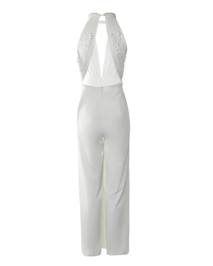 Combinaison chic femme, design moderne et fluide, col V, pour une silhouette élancée et tendance.