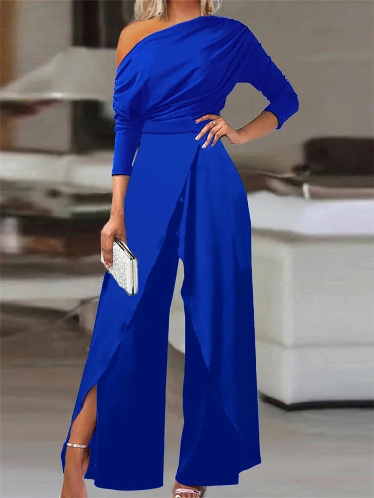 Jumpsuit femme noire avec fente latérale et épaulettes, idéale pour cocktail ou événement. Style élégant.