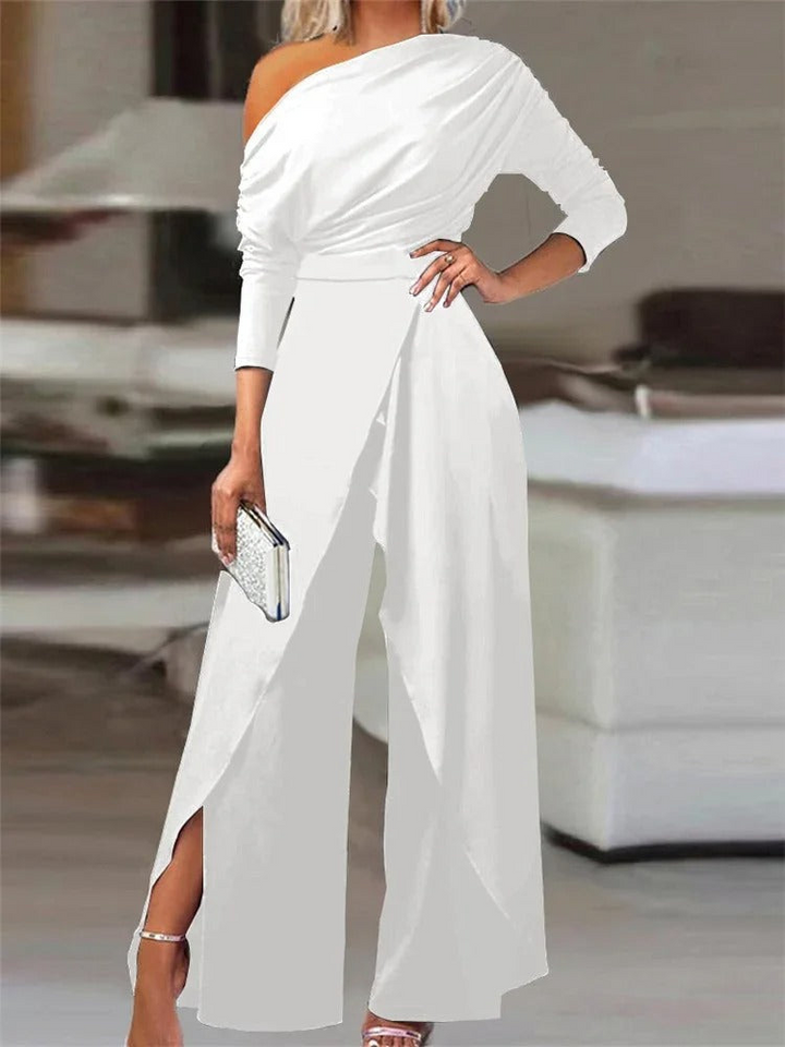 Tenue de soirée chic: combinaison femme avec détails élégants, fente et épaulettes. Mode féminine raffinée.