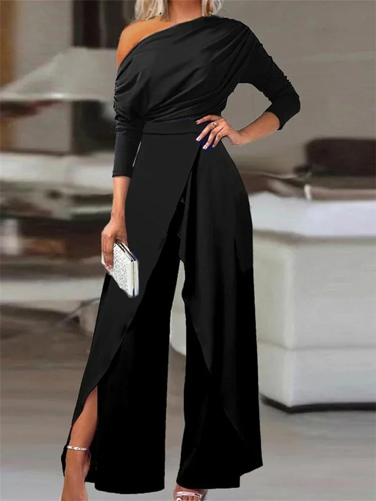 Combinaison femme stylée à épaulettes, coupe moderne avec fente. Jumpsuit élégante pour toute occasion spéciale.