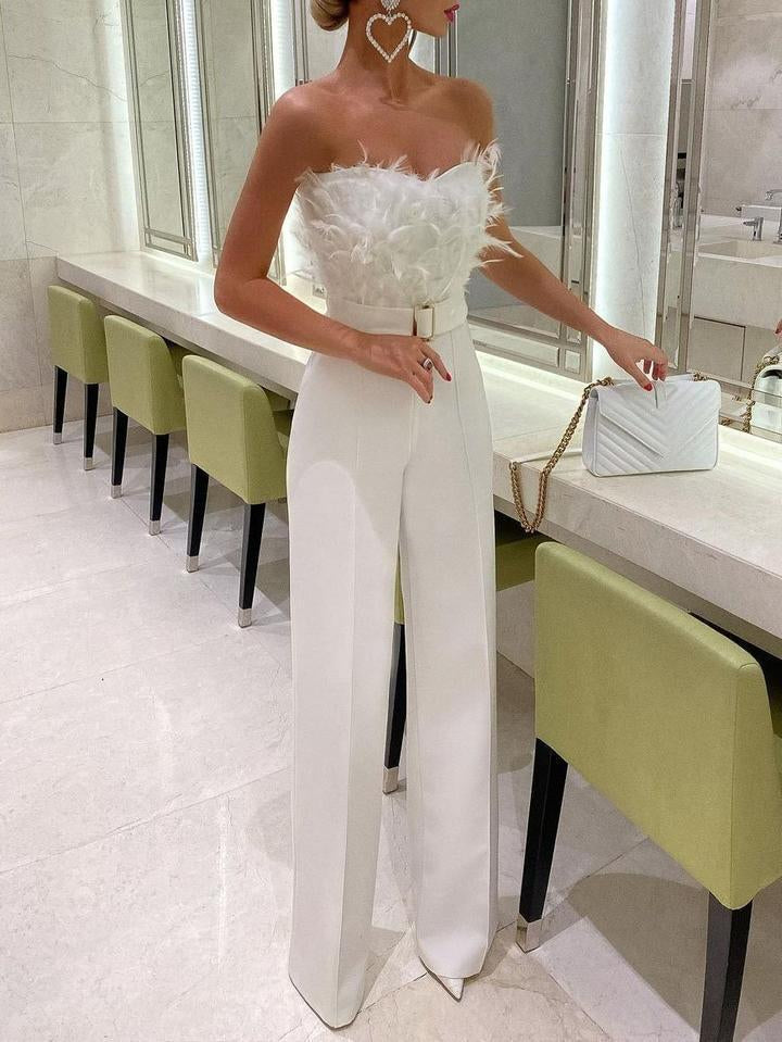 Combinaison élégante noire pour femme avec top tubulaire, parfaite pour une tenue de soirée chic.