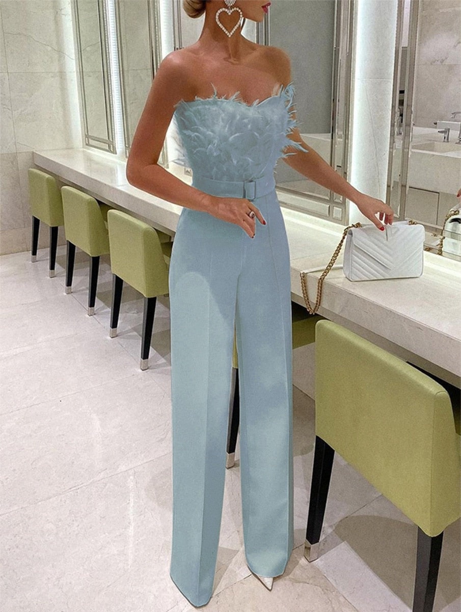 Combinaison élégante pour femme avec top tubulaire, look moderne et chic, idéale pour soirée.