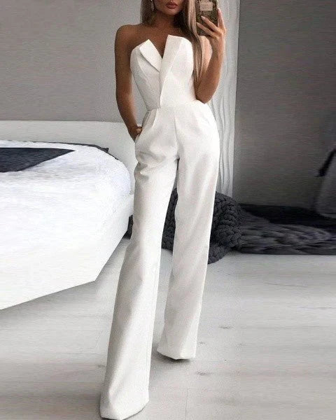 Jumpsuit rouge décontractée chic pour femme, sans manches. Idéale pour l'été et un look polyvalent mode.