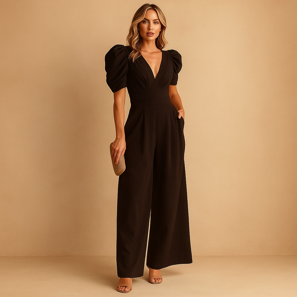 Jumpsuit femme tendance, coupe fluide et raffinée, parfaite pour un look de cérémonie chic et moderne.