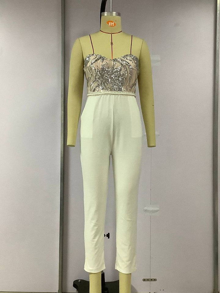 "Combinaison pailletée dos nu pour femme avec broderies, accentuant la silhouette, élégance Audrey Hepburn."