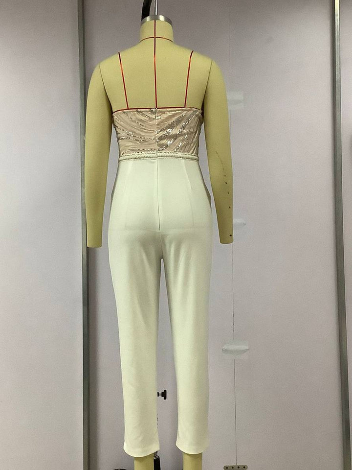 "Combinaison pailletée dos nu pour femme avec broderies, accentuant la silhouette, élégance Audrey Hepburn."