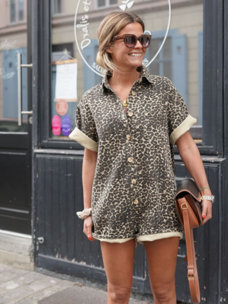 Jumpsuit court Floretta femmes, motif léopard élégant, parfait pour une mode estivale décontractée et tendance.