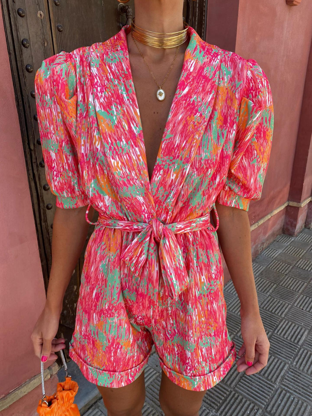 Combishort femme élégant et léger pour l'été, parfait pour un style chic et décontracté.