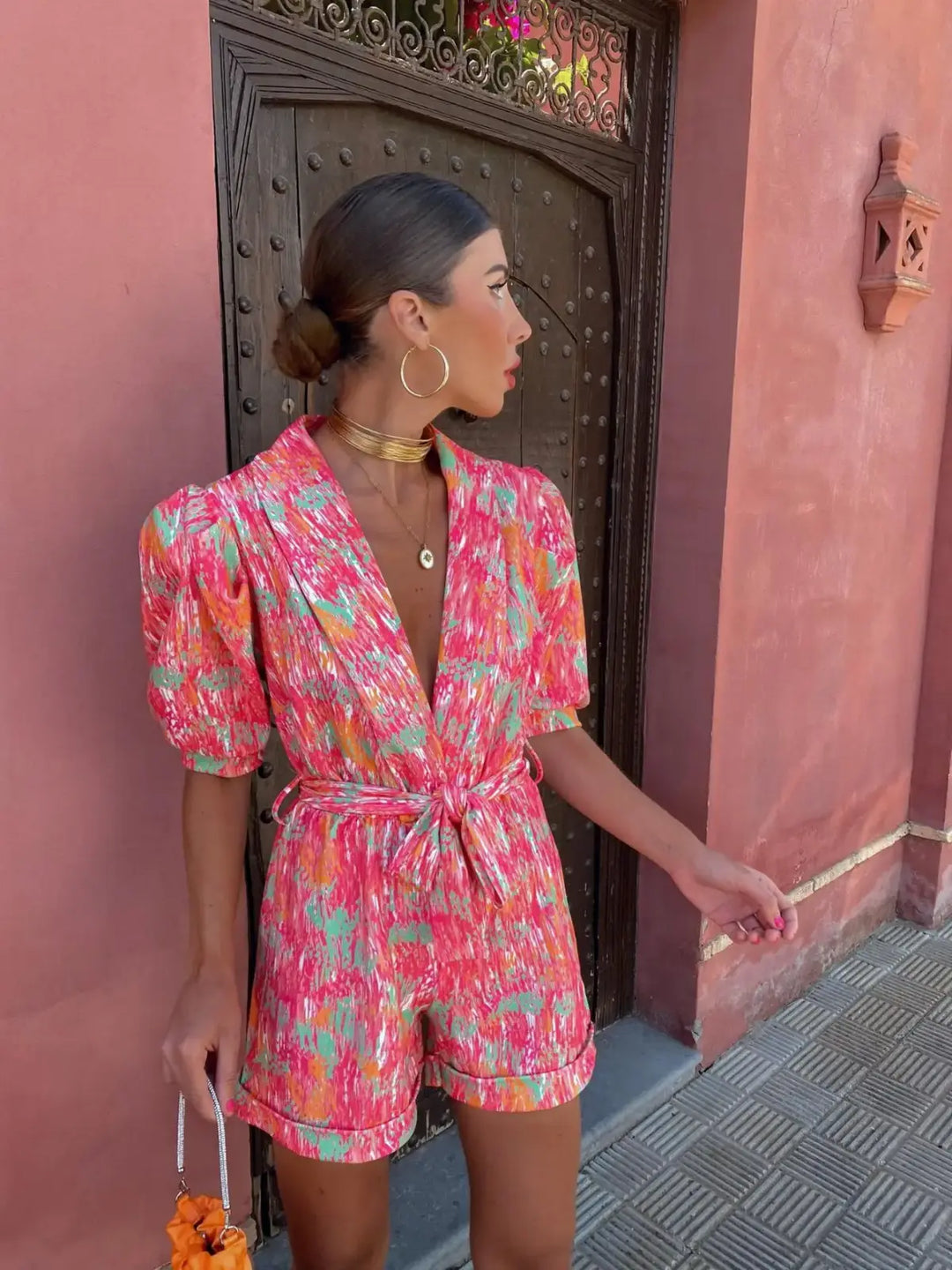 Jumpsuit femme tendance et légère pour l'été, alliant confort et élégance décontractée.