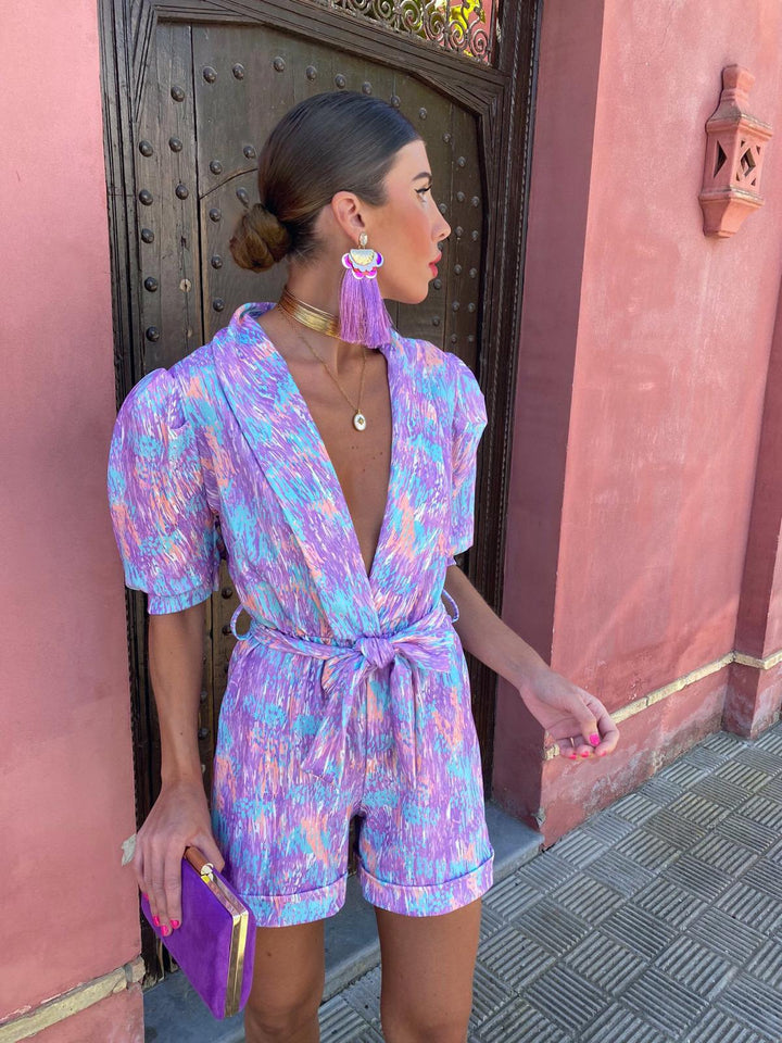 Combishort femme d'été aux couleurs vives, léger et chic, idéal pour la mode estivale.