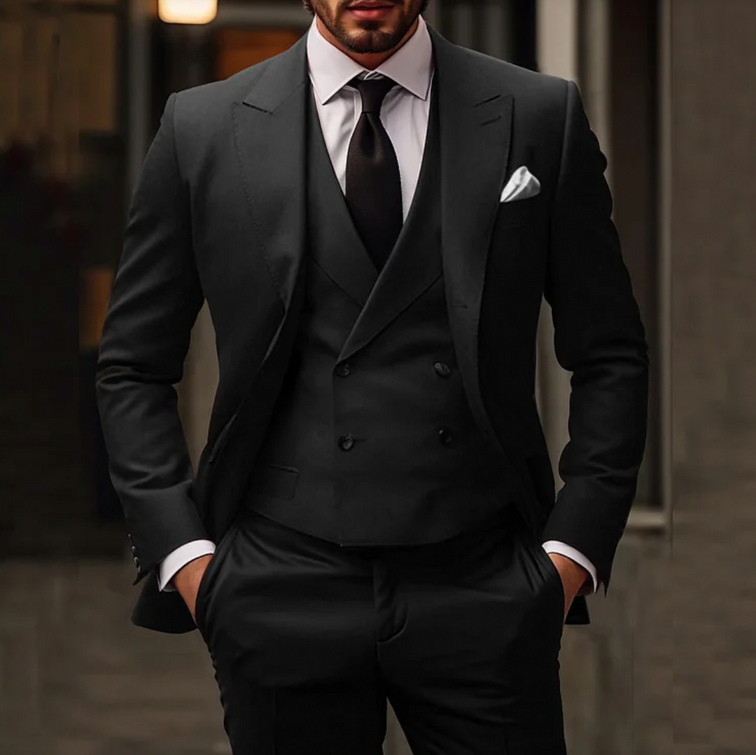 "Costume 3 pièces homme élégant bleu foncé ajusté, veste, gilet, pantalon, idéal mariages et affaires."