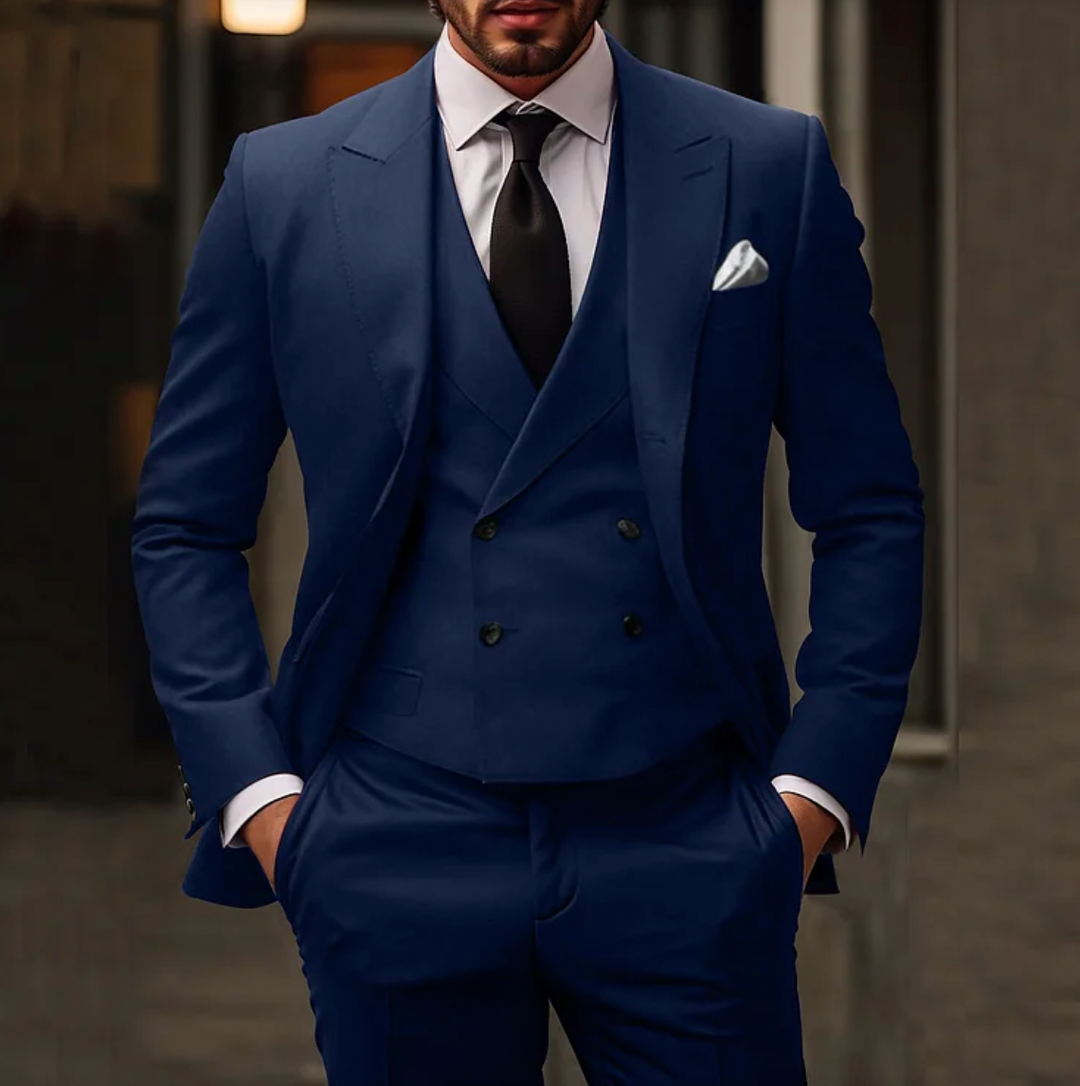 "Costume 3 pièces homme élégant bleu foncé ajusté, veste, gilet, pantalon, idéal mariages et affaires."