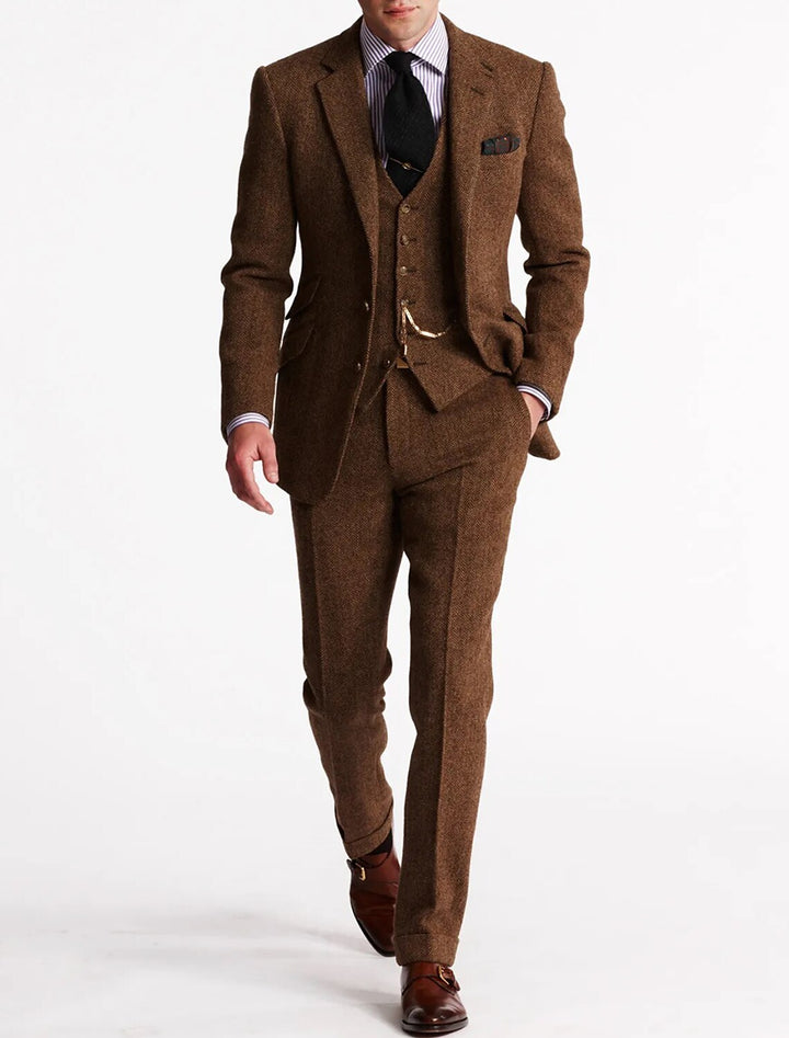 "Costume 3 pièces homme, smoking tweed élégant, fini impeccable, look raffiné, tissus de qualité, coupe sur mesure."