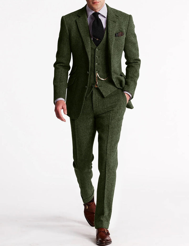 "Costume 3 pièces homme, smoking tweed élégant, fini impeccable, look raffiné, tissus de qualité, coupe sur mesure."